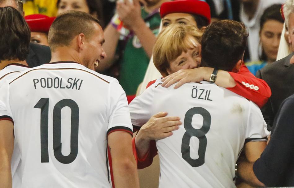 Una Merkel inedita: abbracci e sorrisi ai giocatori tedeschi, ecco il turno di Ozil (Action Images )